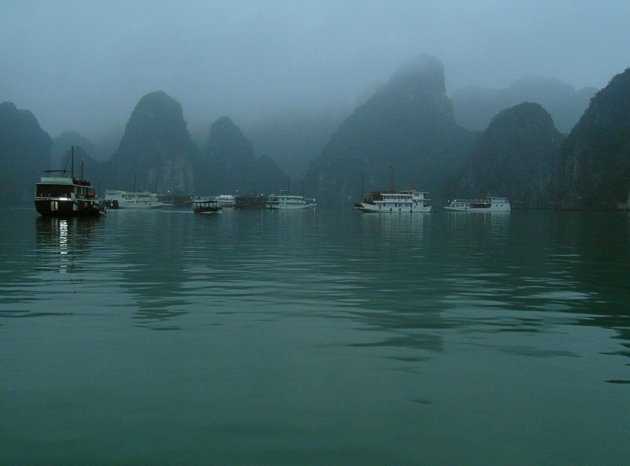 nevel boven Halong Baai