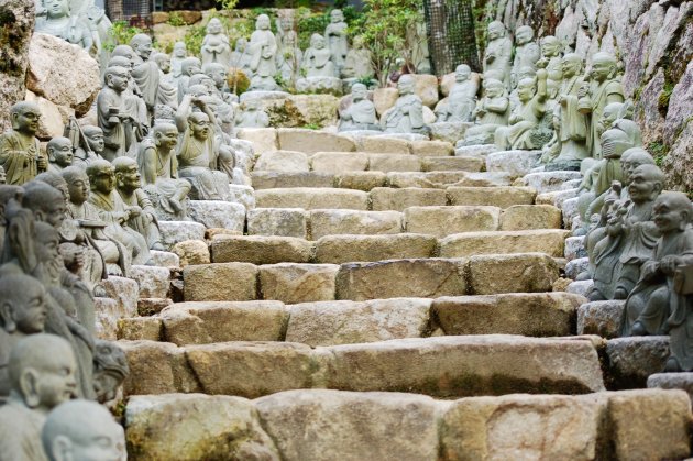 Een erehaag van monniken, Miyajima