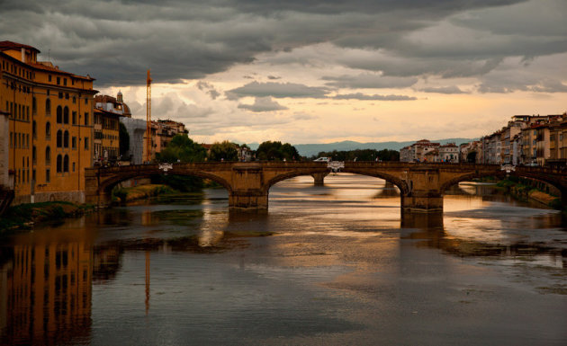 Ondergaande zon vanaf Ponte Vecchio