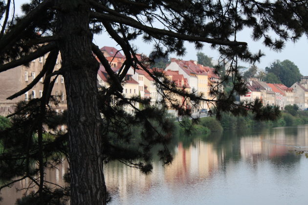 Reflectie van Goerlitz op het water