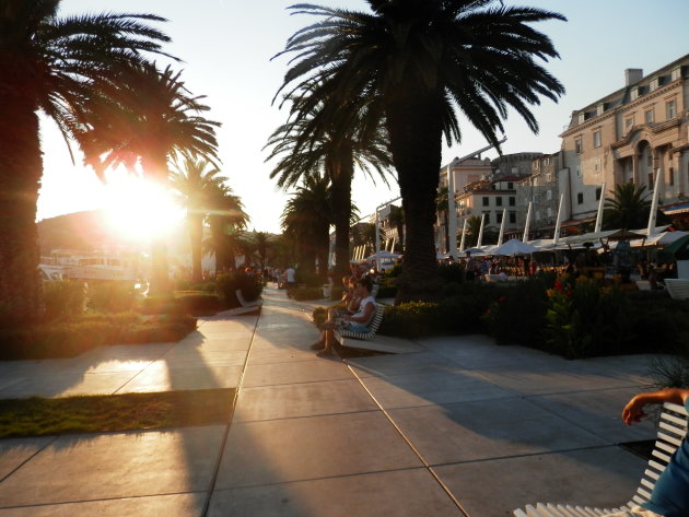 Boulevard van Split met ondergaande zon 