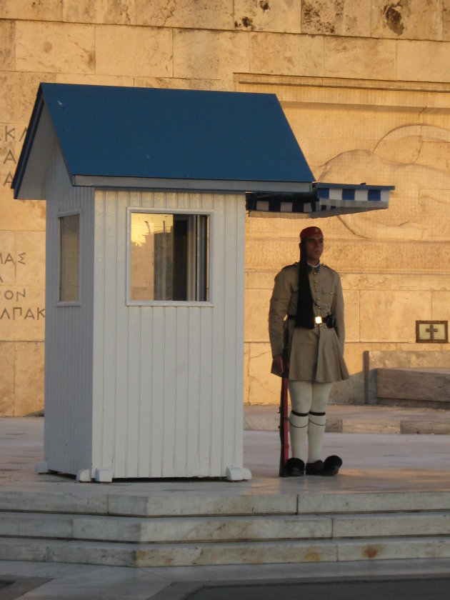 Griekse Evzonen staan met 30 graden in de houding voor het Parlement op het Syntagma plein.