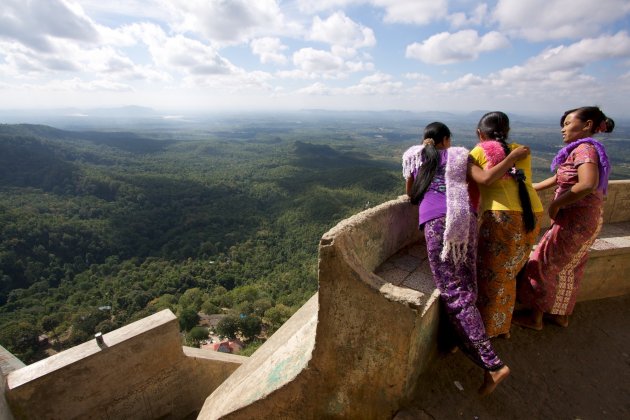 Jonge Birmese vrouwen op Mount Popa