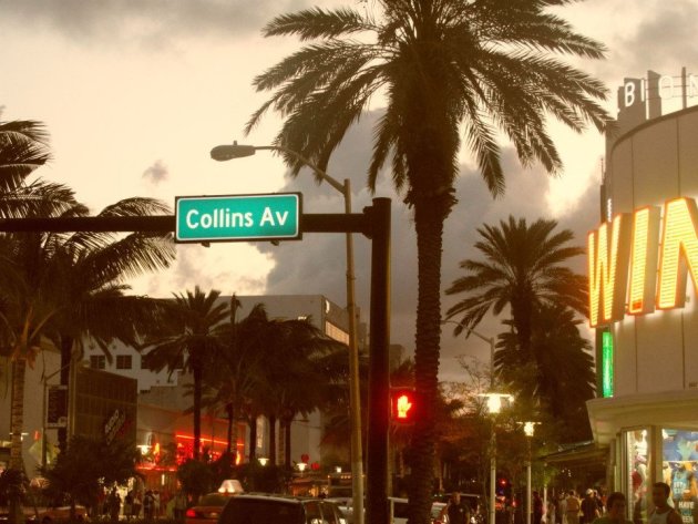 Een foto van Collins Avenue in Miami Beach bij zonsondergang.