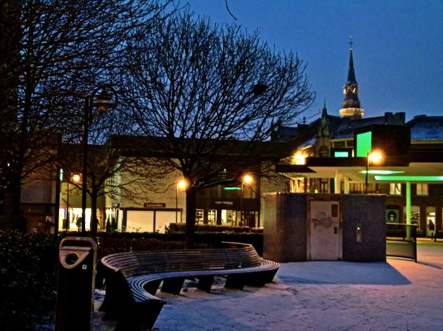 Besneeuwd Torenplein bij avond