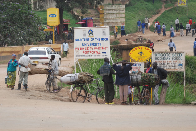 Straatbeeld kruising Fort Portal met bevolking en diverse transportfietsen