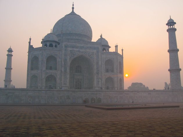 Taj mahal bij zonsopkomst