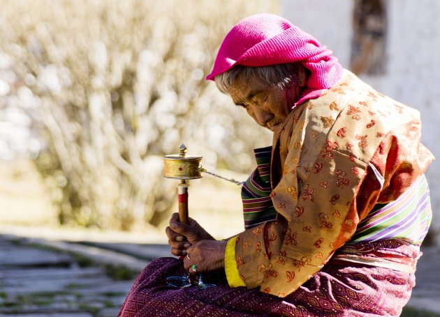 Pelgrim vrouw met gebedsmolen