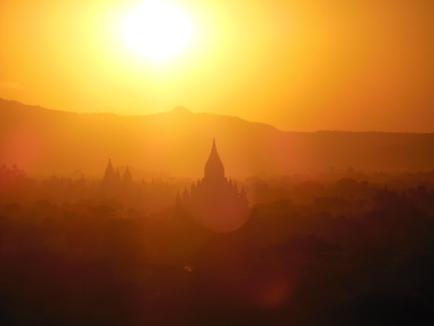 Zonsondergang tussen de pagoda's en tempels in Bagan