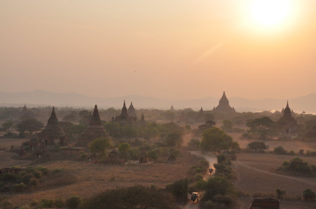 Zonsondergang Bagan met paard en wagen