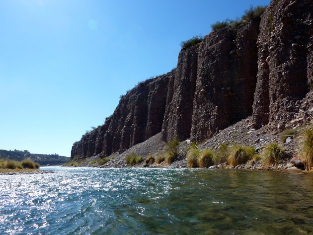 Kayakkend de rivier af in Mendoza