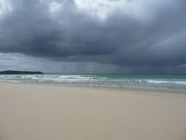 Donkere wolken boven de oceaan 