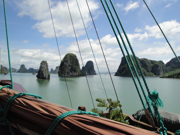 Door de Halong Bay met een authentieke jonk