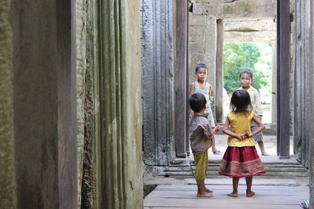 Spelende kinderen in Ankor Wat