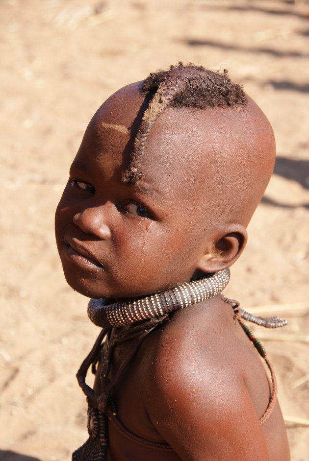 Een verdrietig Himba jongetje