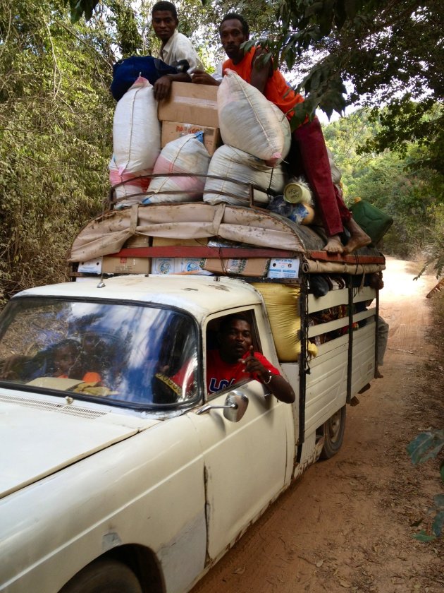 Taxi-brousse, ligt overbeladen, maar on the road