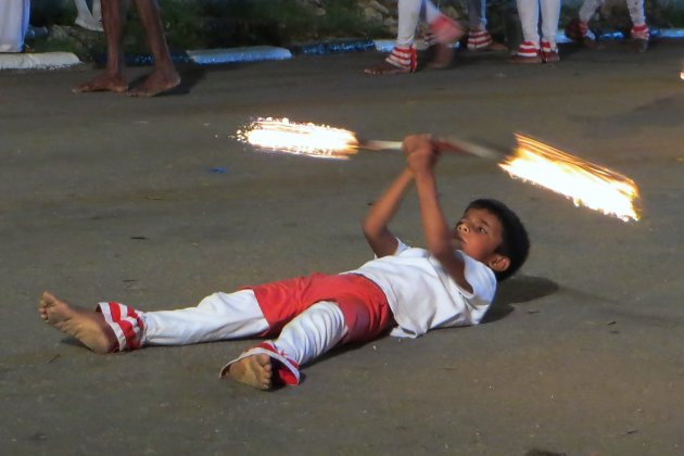 In opperste concentratie - Duruthu Perahera