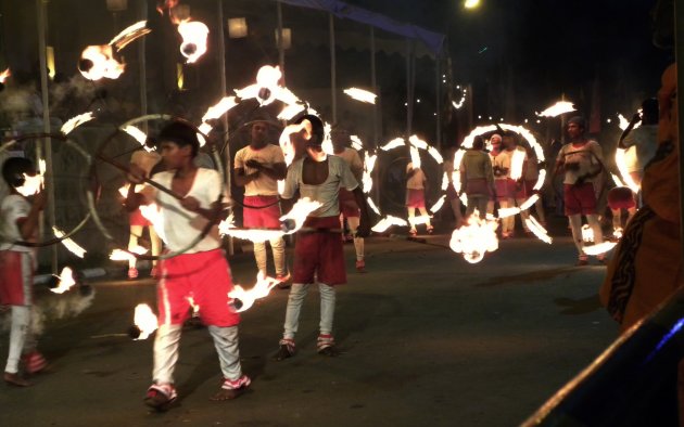 In vuur en vlam. - Duruthu Perahera