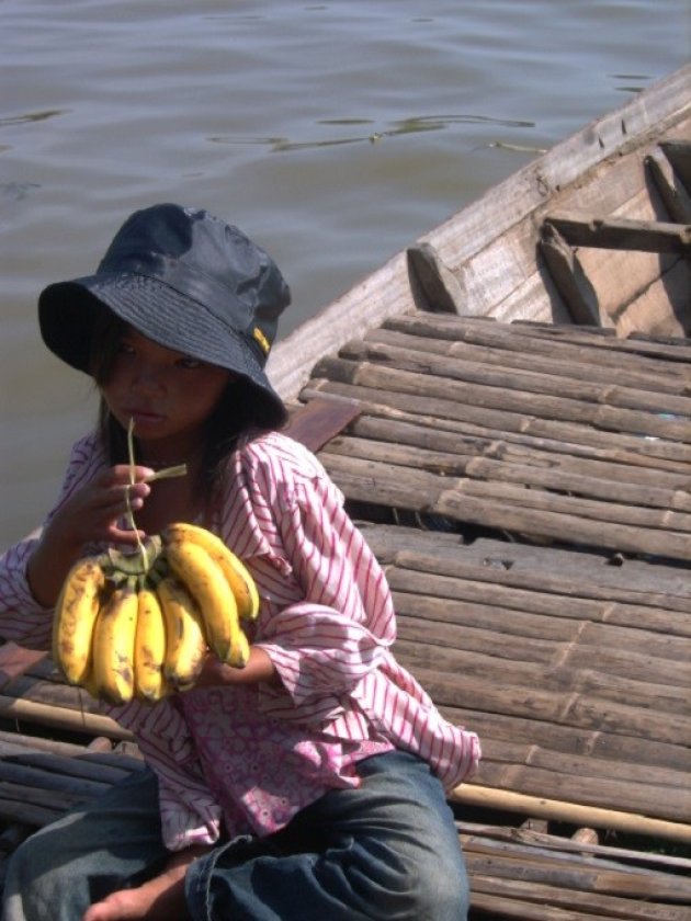 Cambodjaans meisje verkoopt bananen