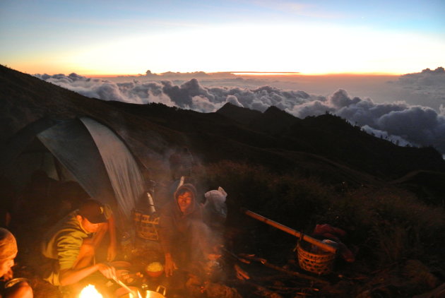 Bereiden diner tijdens Rinjani trekking