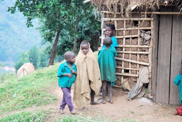 Kinderen van de Batwa stam 