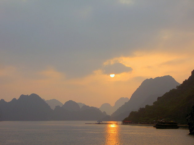 Mysterieus Halong Bay 