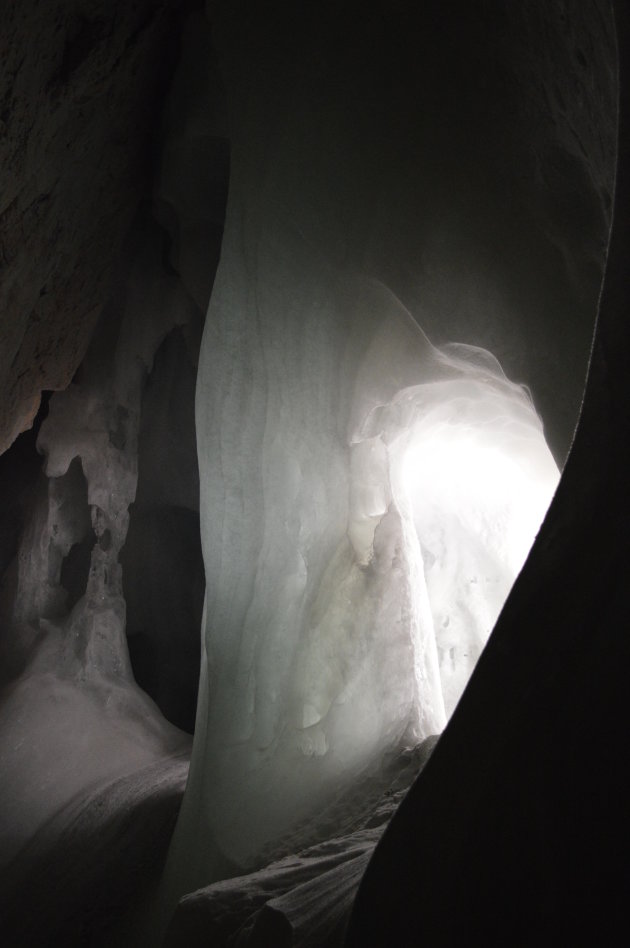 Ijsgrotten Werfen (Oostenrijk). Door kaarsen verlichte ijsmassa