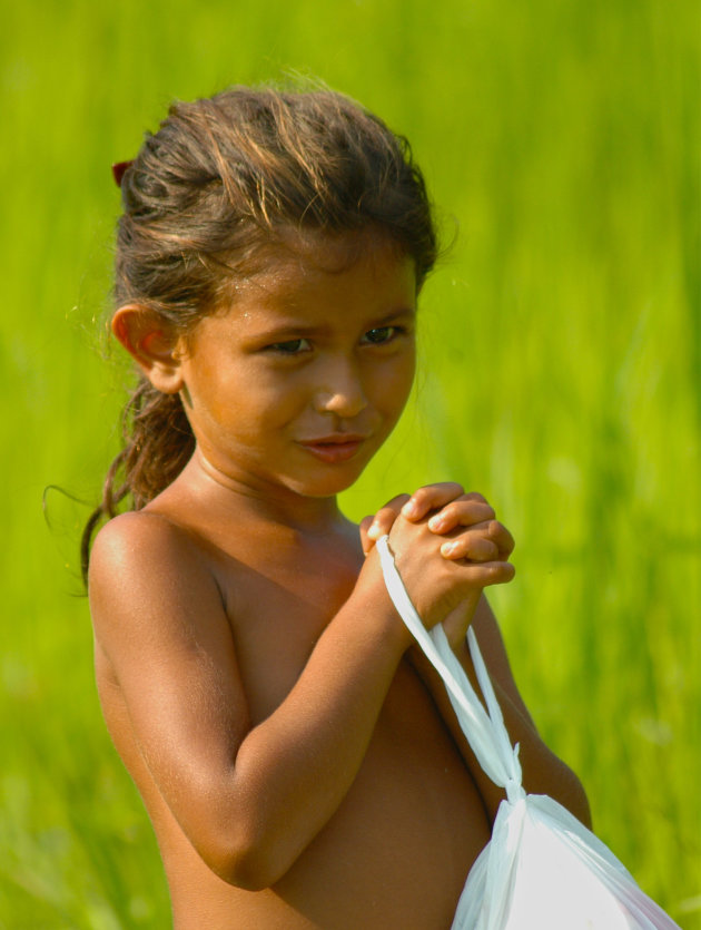 meisje langs Amazone rivier