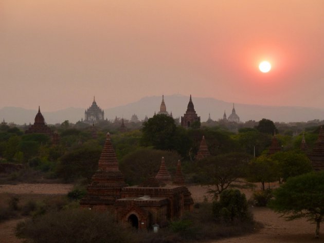 Zonsondergang bij Bagan, Myanmar