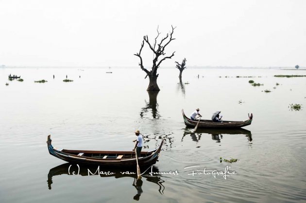 Taungthaman Lake vanaf de U Bein's bridge, Amarapura