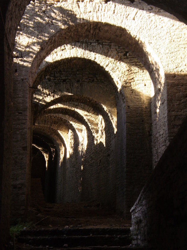 Gjirokastër, stad met 1000 trappen. Foto van ruïne, UNESCO-werelderfgoed.