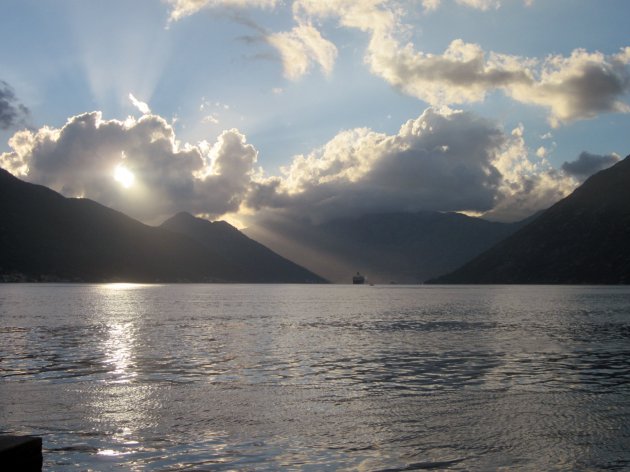 cruiseschip vertrekt uit de baai van Kotor