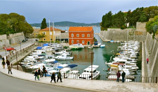 Een blik op een van de havens van Zadar.