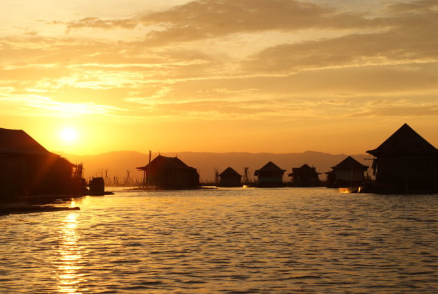 zonsondergang bij het drijvende dorp op het tempemeer bij sengkang op sulawesi