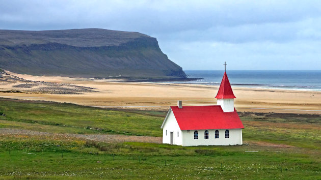 Naar de kerk bij Latrabjarg