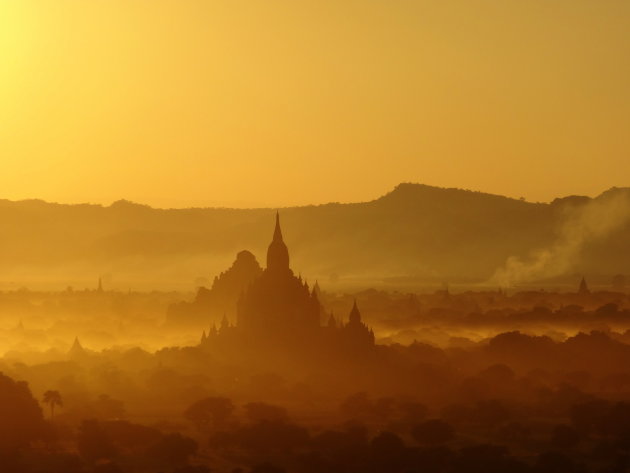 Tempels van Bagan in avondschemering