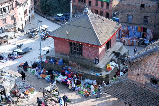 Vanaf een dakterras de bedrijvigheid in Bhaktapur bekijken