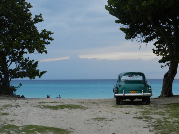 Amerikaanse auto aan het strand