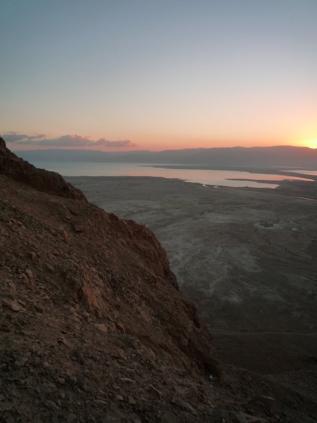 Zonsopgang vanaf de berg Massada uitkijkend op de Dode Zee en Jordanië