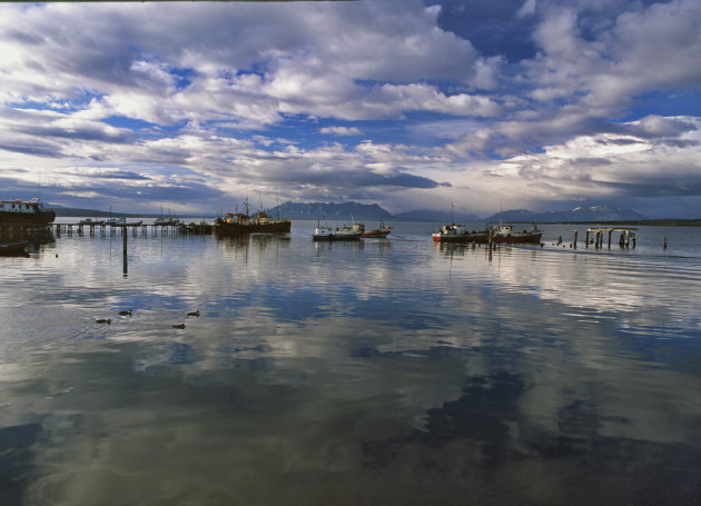 Weerspiegeling van wolken in de Estrecho de Magallanes