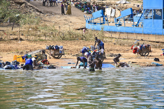 wassen aan de oever van de Senegal te Kayes