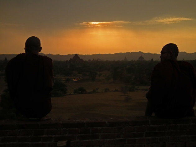 Genietende Monniken in Bagan