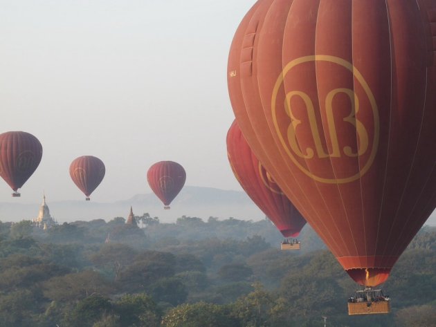 Balloons over Bagan ballonvlucht