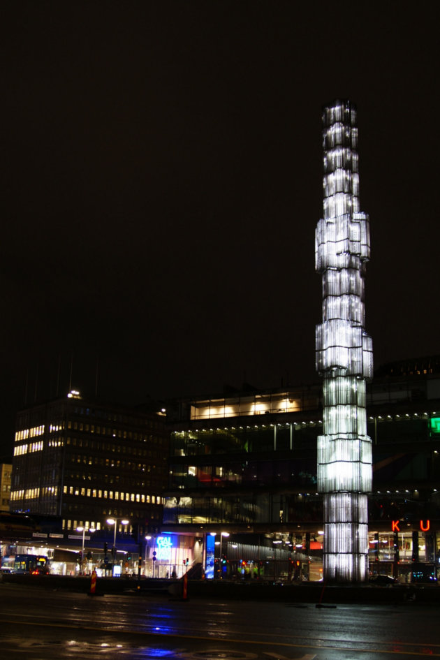 Sergels Torg, obelisk