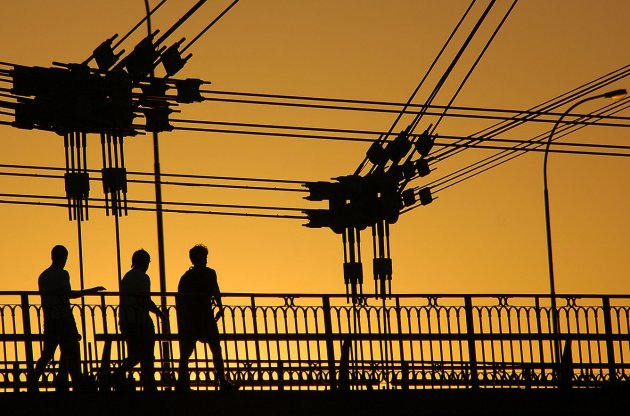 Silhouetten op de kabelbrug