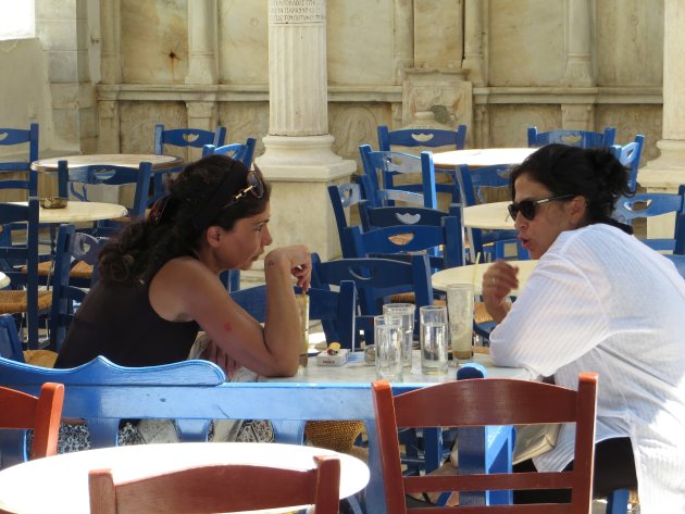 Gesprek op het dorpsplein in Komi op Tinos