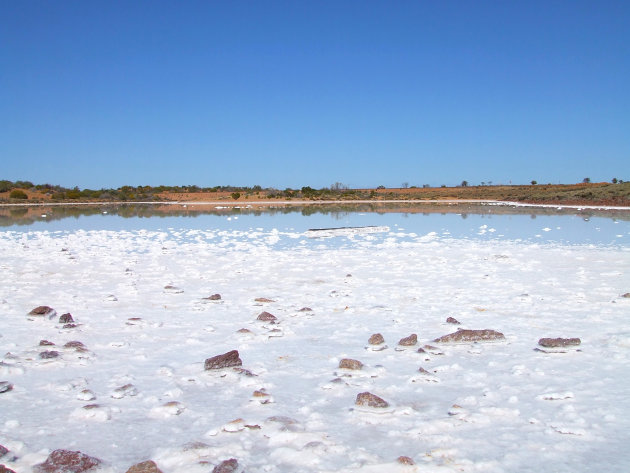 Klein zoutmeer in de outback van Australie 