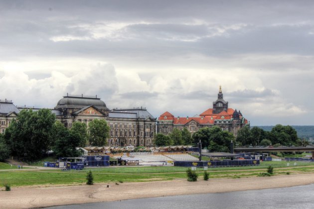 aan de oever van de Elbe