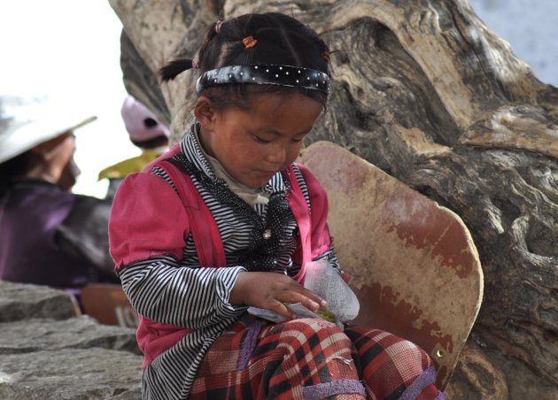 Etend Tibetaans meisje in Shigatze