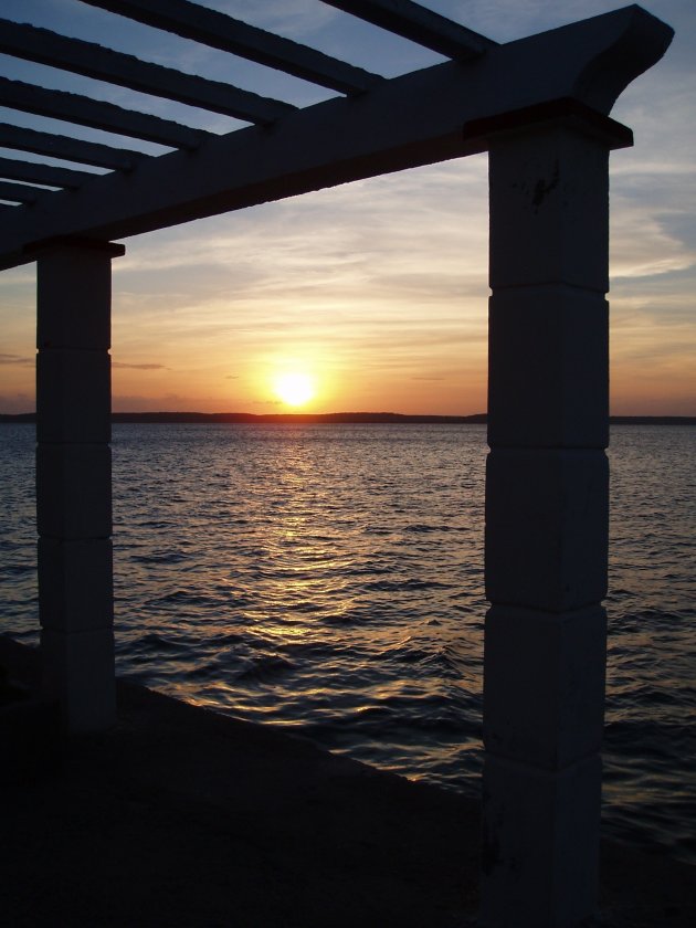 Ondergaande zon aan de zee